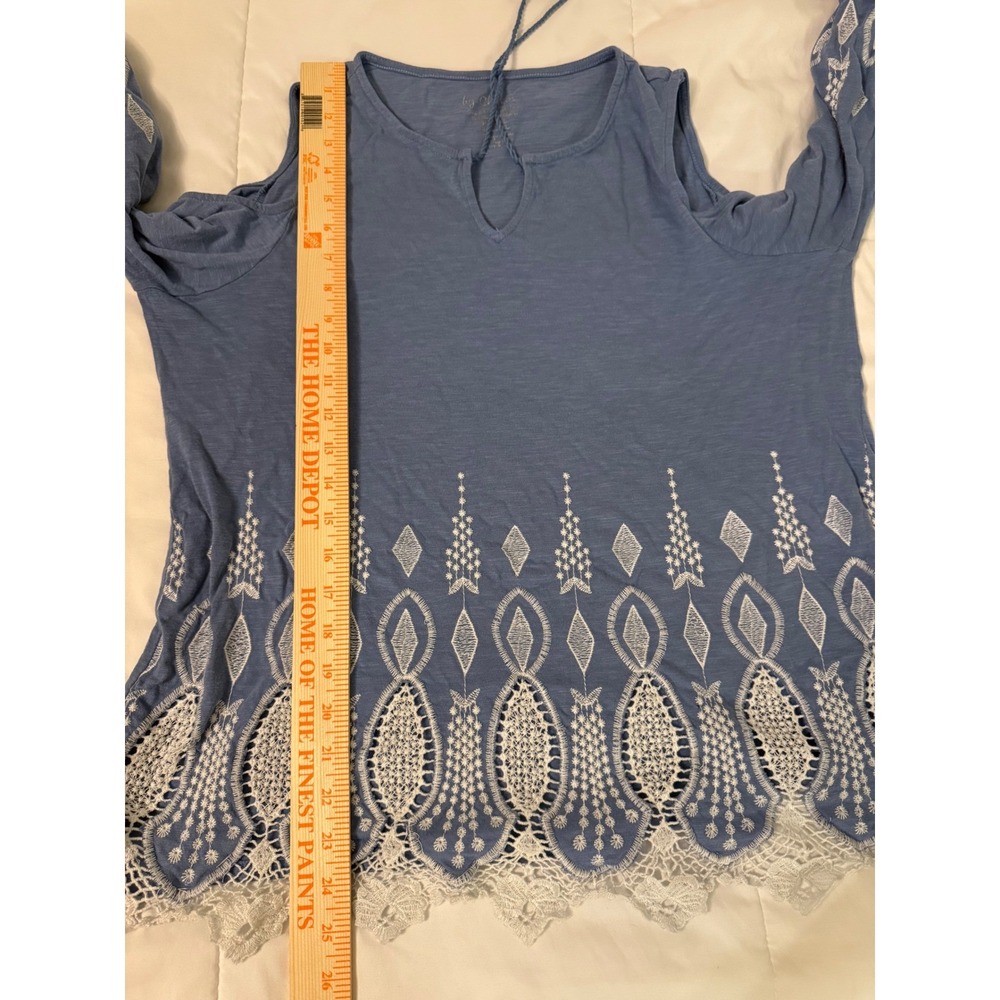 Chicos Blue Lace Trim Cold Shoulder Bell Sleeve Boho Embroidered Top Size 2 L - Picture 10 of 11